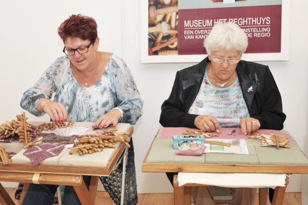 kantklossers Tine Lock en Aagje van Meerkerk